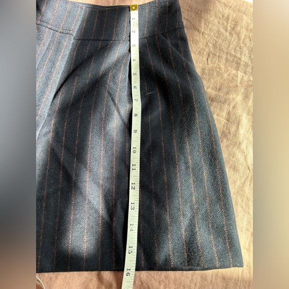 VERONICA BEARD
Haina Pinstripe Wool Blend Shorts - Picture 5 of 11